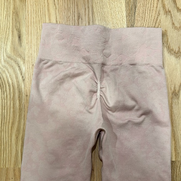 Gymshark Adapt pink Leggings with butt scrunch - Picture 3 of 5